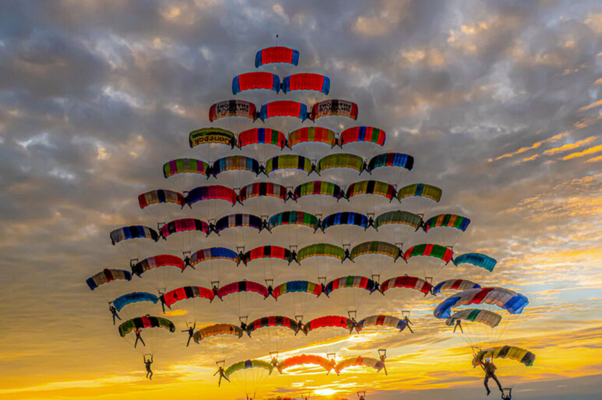 Sunset%20photo%20of%20skydivers%20building%20a%2054%2Dway%20canopy%20stack%2E